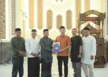 Ketua DPRK Banda Aceh, Irwansyah ST, menyerahkan secara simbolis bantuan senilai Rp380 juta yang bersumber dari anggaran Otonomi Khusus (Otsus) Banda Aceh 2026.