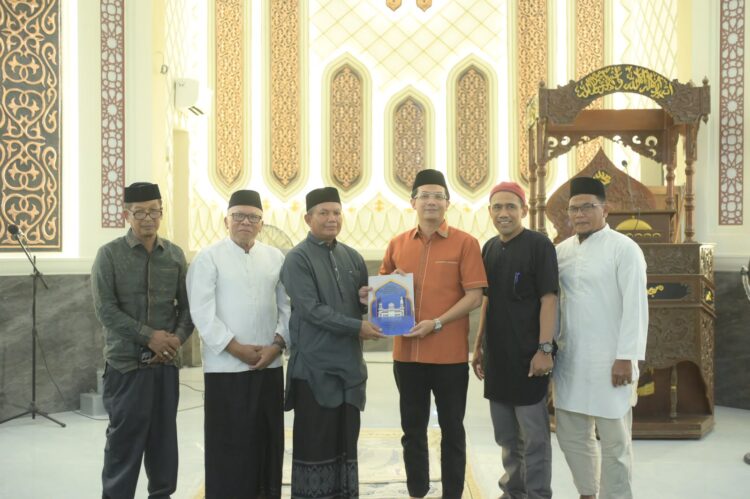 Ketua DPRK Banda Aceh Irwansyah ST menyerahkan secara simbolis bantuan senilai Rp380 juta yang bersumber dari anggaran Otonomi Khusus Otsus Banda Aceh 2026 KETIKKABARcom Ketua DPRK Banda Aceh Irwansyah ST menyerahkan secara simbolis bantuan senilai Rp380 juta yang bersumber dari anggaran Otonomi Khusus Otsus Banda Aceh 2026