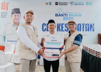 Deputi Operasional BSI Regional Office Aceh Muhammad Nur Rohman (kiri) dan Koordinator TJSL BP BUMN Fahrudin Muhtamin (kanan) memberikan bantuan untuk Huntara Lubuk Sidup secara simbolis kepada perwakilan huntara Datok Ibrahim (tengah)