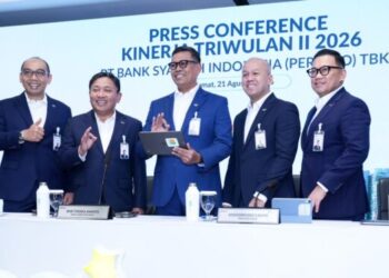Kinerja ini disampaikan oleh Direktur Utama BSI Anggoro Eko Cahyo (tengah), Wakil Direktur Utama Bob T Ananta (dua dari kiri), Direktur Finance & Strategy Ade Cahyo Nugroho (dua dari kanan), Direktur Risk Management Grandhis H.Harumansyah (kiri) dan Direktur Retail Banking Kemas Erwan Husainy (paling kanan) pada paparan kinerja perseroan triwulan II/2026 di Kantor Pusat BSI Jakarta (21/8).