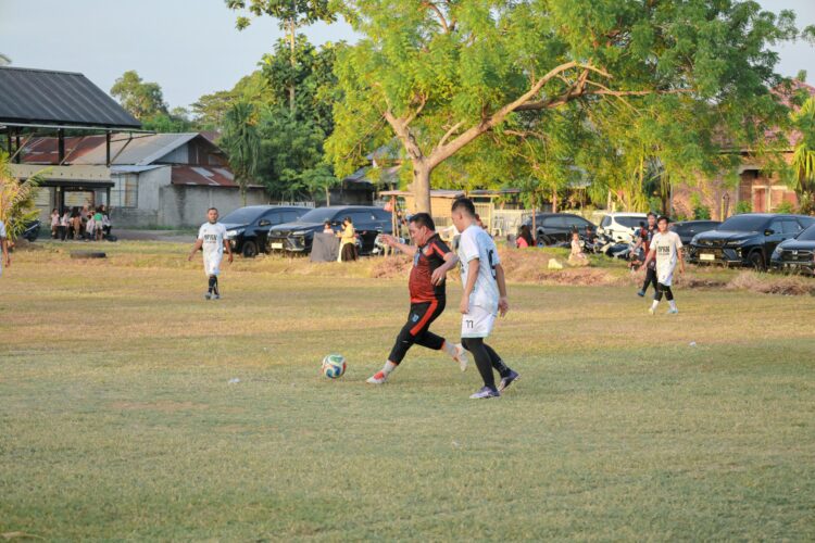 Bupati Syeh Muharam Idris menjadi kapten pada Pertandingan sepak bola antara skuad Pemkab Aceh Besar dan skuad DPRK Aceh Besar yang berlangsung di Lapangan Persima Meunasah Krueng Kecamatan Ingin Jaya Kabupaten Aceh Besar Sabtu 2282026 petang FOTO MC ACEH BESAR