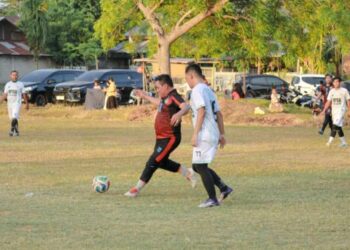 Bupati Syeh Muharam Idris menjadi kapten pada Pertandingan sepak bola antara skuad Pemkab Aceh Besar dan skuad DPRK Aceh Besar yang berlangsung di Lapangan Persima, Meunasah Krueng, Kecamatan Ingin Jaya, Kabupaten Aceh Besar, Sabtu (22/8/2026) petang. FOTO/ MC ACEH BESAR