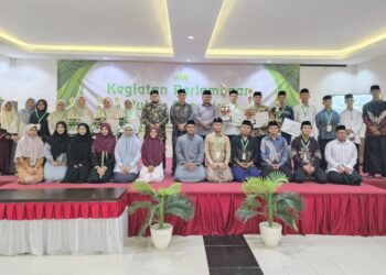 Kepala Dinas Pendidikan Dayah Kabupaten Aceh Besar, Adi Darma SPd MPd foto bersama usai penyerahan penghargaan dan hadiah kepada para juara lomba public speaking di Hotel Madinatuz Zahra, Lampeuneurut, Aceh Besar, Sabtu (23/8/2026). FOTO/ MC ACEH BESAR