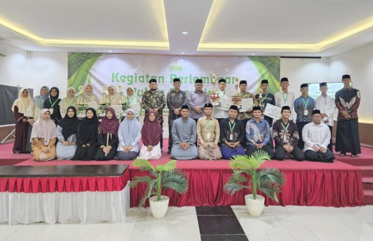 Kepala Dinas Pendidikan Dayah Kabupaten Aceh Besar Adi Darma SPd MPd foto bersama usai penyerahan penghargaan dan hadiah kepada para juara lomba public speaking di Hotel Madinatuz Zahra Lampeuneurut Aceh Besar Sabtu 2382026 FOTO MC ACEH BESAR KETIKKABARcom Kepala Dinas Pendidikan Dayah Kabupaten Aceh Besar Adi Darma SPd MPd foto bersama usai penyerahan penghargaan dan hadiah kepada para juara lomba public speaking di Hotel Madinatuz Zahra Lampeuneurut Aceh Besar Sabtu 2382026 FOTO MC ACEH BESAR