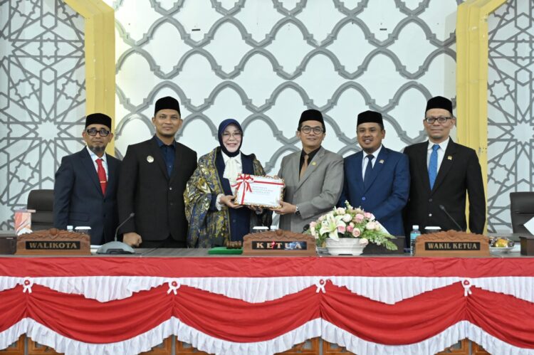 Wali Kota Banda Aceh Illiza Saaduddin Djamal didampingi Wakil Wali Kota Afdhal Khalilullah Mukhlis dan Sekda Kota Jalaluddin menyerahkan dokumen RKUA PPAS Perubahan APBK Banda Aceh 2026 kepada Pimpinan DPRK Banda Aceh yaitu Ketua DPRK Banda Aceh Irwansyah ST didampingi dua wakil ketua Daniel Abdul Wahab dan Musriadi Aswad dalam sidang paripurna yang berlangsung di Gedung DPRK setempat Senin 2482026 pagi FOTOHUMAS DPRK BANDA ACEH KETIKKABARcom Wali Kota Banda Aceh Illiza Saaduddin Djamal didampingi Wakil Wali Kota Afdhal Khalilullah Mukhlis dan Sekda Kota Jalaluddin menyerahkan dokumen RKUA PPAS Perubahan APBK Banda Aceh 2026 kepada Pimpinan DPRK Banda Aceh yaitu Ketua DPRK Banda Aceh Irwansyah ST didampingi dua wakil ketua Daniel Abdul Wahab dan Musriadi Aswad dalam sidang paripurna yang berlangsung di Gedung DPRK setempat Senin 2482026 pagi FOTOHUMAS DPRK BANDA ACEH