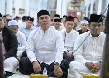 Bupati Aceh Besar, H Muharram Idris menghadiri peringatan Maulid Nabi Muhammad SAW 1448 H, di Masjid Raya Baiturrahman, Banda Aceh, Senin (24/8/2026) malam. FOTO/ MC ACEH BESAR
