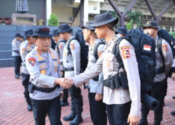 Polri mengerahkan sebanyak 403 personel yang tergabung dalam Satgas Penyuluhan dan Edukasi Pencegahan Kebakaran Hutan dan Lahan (Karhutla) ke delapan wilayah Polda jajaran.