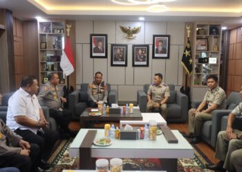 Kapolda Aceh Irjen Pol. Ruddi Setiawan menerima kunjungan silaturahmi Kepala Kantor Wilayah (Kanwil) Badan Pertanahan Nasional (BPN) Provinsi Aceh, Dr. Ir. Arinaldi, di ruang kerjanya, Rabu (26/8/2026).