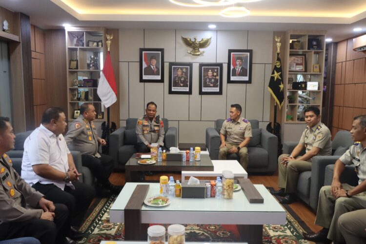 Kapolda Aceh Irjen Pol Ruddi Setiawan menerima kunjungan silaturahmi Kepala Kantor Wilayah Kanwil Badan Pertanahan Nasional BPN Provinsi Aceh Dr Ir Arinaldi di ruang kerjanya Rabu 2682026 KETIKKABARcom Kapolda Aceh Irjen Pol Ruddi Setiawan menerima kunjungan silaturahmi Kepala Kantor Wilayah Kanwil Badan Pertanahan Nasional BPN Provinsi Aceh Dr Ir Arinaldi di ruang kerjanya Rabu 2682026