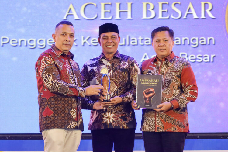 Bupati Aceh Besar H Muharram Idris Syech Muharram terima penghargaan Serambi Awards 2026 kategori Penggerak Kedaulatan Pangan Kabupaten Aceh Besar dalam ajang Gebrakan Pemimpin yang digelar di AAC Dayan Dawood Darussalam Kota Banda Aceh Sabtu 2982026 malam FOTO PROKOPIM PEMKAB ACEH BESAR