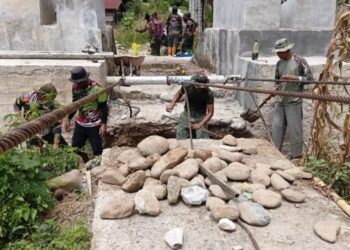 Jembatan Gantung Perintis di Desa Lawe Pinis, Kecamatan Darul Hasanah, Kabupaten Aceh Tenggara, terus dikebut oleh jajaran Kodim 0108/Agara melalui pelibatan personel Satgas bersama masyarakat.