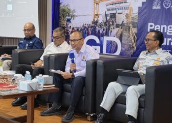 Kepala KSOP Kelas IV Malahayati Capt Amfami SH MM MMar dua dari kanan saat menjadi narasumber dalam Focus Group Discussion FGD bertajuk Penguatan Kepatuhan dan Akurasi Data Manifest bersama Dinas Perhubungan Aceh dan PT ASDP Indonesia Ferry Cabang Banda Aceh di Aula Multimoda Gedung Balai Dinas Perhubungan Aceh Banda Aceh Rabu 2392026 FOTOKSOP Malahayati