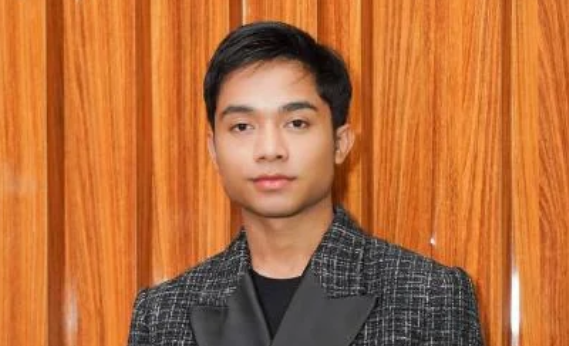 Penyanyi dan penyaji hiburan Betrand Peto Ⓒ Hak cipta foto di atas dikembalikan sesungguhnya kepada pemilik foto KETIKKABARcom Penyanyi dan penyaji hiburan Betrand Peto Ⓒ Hak cipta foto di atas dikembalikan sesungguhnya kepada pemilik foto