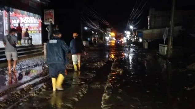 Banjir bandang kembali menerjang tiga desa di Kabupaten Aceh Tenggara Aceh usai hujan deras mengguyur wilayah tersebut sejak Kamis 2492026 sore KETIKKABARcom Banjir bandang kembali menerjang tiga desa di Kabupaten Aceh Tenggara Aceh usai hujan deras mengguyur wilayah tersebut sejak Kamis 2492026 sore