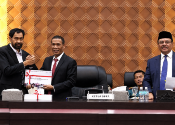 Gubernur Aceh Muzakir Manaf (Mualem) secara resmi menyampaikan penjelasan terhadap Rancangan Qanun Aceh (Raqan) tentang Pertanggungjawaban Pelaksanaan Anggaran Pendapatan dan Belanja Aceh (APBA) Tahun Anggaran 2025, dalam Rapat Paripurna DPRA yang berlangsung di Gedung Utama DPRA, Rabu (22/7/2026) malam. (Doc. Humas).