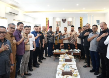 Ketua Dewan Perwakilan Rakyat Aceh (DPRA) Zulfadhli menyambut kunjungan silaturahmi Kapolda Aceh Irjen Pol. Ruddi Setiawan di Ruang Kerja Ketua DPRA, Banda Aceh, Selasa (28/7/2026). (Doc. Humas).