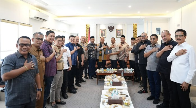 Ketua Dewan Perwakilan Rakyat Aceh DPRA Zulfadhli menyambut kunjungan silaturahmi Kapolda Aceh Irjen Pol Ruddi Setiawan di Ruang Kerja Ketua DPRA Banda Aceh Selasa 2872026 Doc Humas KETIKKABARcom Ketua Dewan Perwakilan Rakyat Aceh DPRA Zulfadhli menyambut kunjungan silaturahmi Kapolda Aceh Irjen Pol Ruddi Setiawan di Ruang Kerja Ketua DPRA Banda Aceh Selasa 2872026 Doc Humas