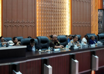 Dewan Perwakilan Rakyat Aceh (DPRA) menggelar Rapat Paripurna Tahun 2026 dengan agenda penyampaian jawaban dan tanggapan Gubernur Aceh terhadap pendapat Badan Anggaran (Banggar) DPRA atas Rancangan Qanun Aceh tentang Pertanggungjawaban Pelaksanaan Anggaran Pendapatan dan Belanja Aceh (APBA) Tahun Anggaran 2025, Kamis (27/8/2026). (Doc. Humas).