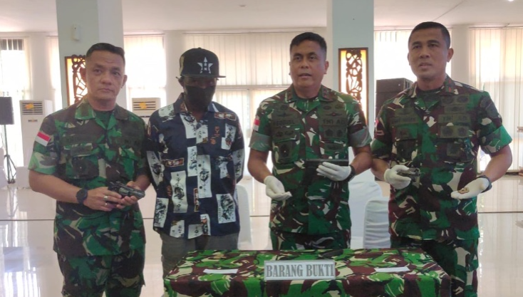 Lima Anggota OPM Perbatasan PapuaPNG Kembali ke NKRI dan Serahkan Tiga Senjata Api Doc Ist KETIKKABARcom Lima Anggota OPM Perbatasan Papua PNG Kembali ke NKRI dan Serahkan Tiga Senjata Api Doc Ist