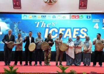 Wakil Rektor Bidang Akademik USK, Prof. Dr. Heru Fahlevi, S.E., M.Sc., Ak., CA bersama Dekan FKP USK, Haekal Azief Haridhi, S.Kel., M.Sc., Ph.D. serta pejabat yang hadir melakukan tabuh rapai sebagai tanda pembukaan ICFAES 2026 di Gedung AAC Dayan Dawood, Selasa (15/8/2026). FOTO/Humas USK