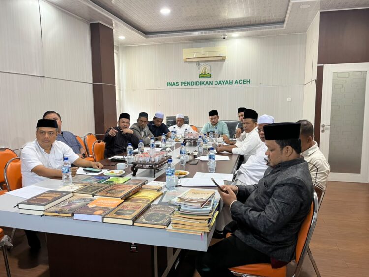 Dinas Pendidikan Dayah Aceh memberikan penjelasan terkait pengadaan AlQuran dan kitab senilai Rp5053 miliar untuk 286 dayah di Aceh FOTOIstimewa KETIKKABARcom Dinas Pendidikan Dayah Aceh memberikan penjelasan terkait pengadaan Al Quran dan kitab senilai Rp5053 miliar untuk 286 dayah di Aceh FOTOIstimewa