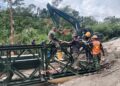 Prajurit TNI terus mempercepat pengerjaan Jembatan Bailey di Desa Belang Panu Kecamatan Bandar Kabupaten Bener Meriah Aceh Minggu 2792026 FOTO Kodam IM