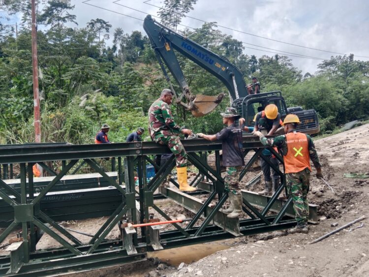 Prajurit TNI terus mempercepat pengerjaan Jembatan Bailey di Desa Belang Panu Kecamatan Bandar Kabupaten Bener Meriah Aceh Minggu 2792026 FOTO Kodam IM KETIKKABARcom Prajurit TNI terus mempercepat pengerjaan Jembatan Bailey di Desa Belang Panu Kecamatan Bandar Kabupaten Bener Meriah Aceh Minggu 2792026 FOTO Kodam IM