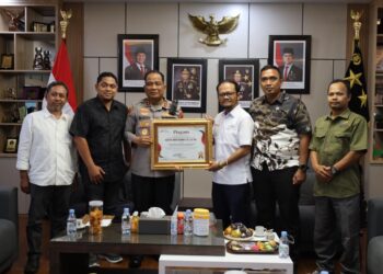Kapolda Aceh Irjen Pol. Ruddi Setiawan, menerima anugerah penghargaan dari Asosiasi Media Siber Indonesia (AMSI) Provinsi Aceh.