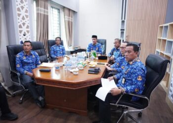 Wakil Bupati Aceh Besar Drs. H. Syukri A Jalil mengikuti Rapat Koordinasi (Rakor) dalam rangka percepatan rehabilitasi dan rekonstruksi pascabencana hidrometeorologi di Aceh, khususnya pemulihan jaringan irigasi untuk mendukung ketahanan pangan yang dilaksanakan secara virtual melalui Zoom Meeting dari Ruang Kerja Wakil Bupati Aceh Besar, Kantor Bupati Aceh Besar, Kota Jantho, Rabu (2/9/2026) FOTO/MC ACEH BESAR.