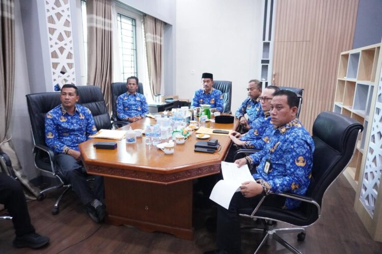 Wakil Bupati Aceh Besar Drs H Syukri A Jalil mengikuti Rapat Koordinasi Rakor dalam rangka percepatan rehabilitasi dan rekonstruksi pascabencana hidrometeorologi di Aceh khususnya pemulihan jaringan irigasi untuk mendukung ketahanan pangan yang dilaksanakan secara virtual melalui Zoom Meeting dari Ruang Kerja Wakil Bupati Aceh Besar Kantor Bupati Aceh Besar Kota Jantho Rabu 292026 FOTOMC ACEH BESAR KETIKKABARcom Wakil Bupati Aceh Besar Drs H Syukri A Jalil mengikuti Rapat Koordinasi Rakor dalam rangka percepatan rehabilitasi dan rekonstruksi pascabencana hidrometeorologi di Aceh khususnya pemulihan jaringan irigasi untuk mendukung ketahanan pangan yang dilaksanakan secara virtual melalui Zoom Meeting dari Ruang Kerja Wakil Bupati Aceh Besar Kantor Bupati Aceh Besar Kota Jantho Rabu 292026 FOTOMC ACEH BESAR