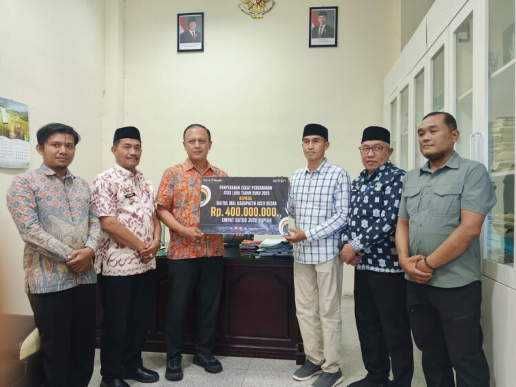 Wakil Bupati Aceh Besar Drs H Syukri menyaksikan proses penyerahan zakat perusahaan PT Bank Aceh Syariah kepada pengurus Baitul Mal Kabupaten Aceh Besar sebesar Rp 400 juta di ruang rapat Kantor Bupati Aceh Besar Kamis siang 392026 FOTO PROKOPIM PEMKAB ACEH BESAR KETIKKABARcom Wakil Bupati Aceh Besar Drs H Syukri menyaksikan proses penyerahan zakat perusahaan PT Bank Aceh Syariah kepada pengurus Baitul Mal Kabupaten Aceh Besar sebesar Rp 400 juta di ruang rapat Kantor Bupati Aceh Besar Kamis siang 392026 FOTO PROKOPIM PEMKAB ACEH BESAR