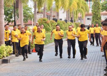 Lapangan Mapolda Aceh mendadak semarak dengan gelaran olahraga bersama yang dirangkai melalui ajang lomba lari antar-satuan kerja (satker) pada Jumat (4/9/2026).