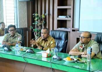 Asisten II Sekdakab Aceh Besar HM Ali SSos MSi menerima kunjungan Tim Satuan Tugas (Satgas) Percepatan Rehabilitas dan Rekonstruksi (PRR) Aceh yang diketuai Dr Drs Imran MSi di ruang rapat Kantor Bupati Aceh Besar, Senin (7/9/2026). FOTO/ MC ACEH BESAR