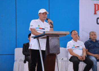 Bupati Aceh Besar H. Muharram Idris membuka secara resmi kegiatan Pra PORA Bola Voli 2026 di JSC Kota Jantho, Senin (7/9/2026), sekaligus berpesan kepada atlet untuk menjunjung sportivitas dan tidak meninggalkan salat. FOTO/ MC ACEH BESAR