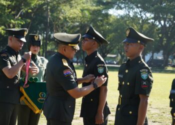 Kepala Staf Kodam Kasdam Iskandar Muda Brigadir Jenderal TNI Dwi Sasongko SE MH menyematkan Pangkat kepada prajurit pada Upacara penutupan pendidikan militer di Rindam Iskandar Muda Aceh Besar Rabu 992026