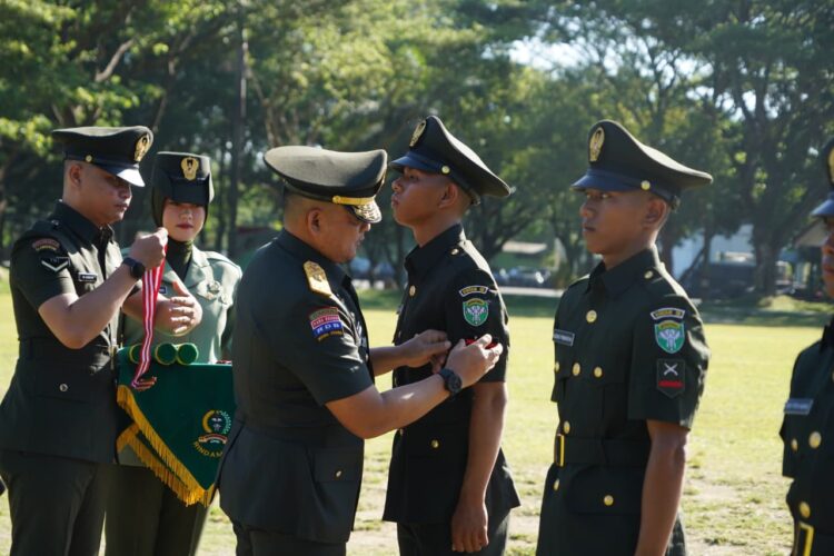 Kepala Staf Kodam Kasdam Iskandar Muda Brigadir Jenderal TNI Dwi Sasongko SE MH menyematkan Pangkat kepada prajurit pada Upacara penutupan pendidikan militer di Rindam Iskandar Muda Aceh Besar Rabu 992026