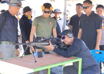 Kapolda Aceh Irjen Pol. Ruddi Setiawan saat latihan kemampuan menembak di Pusat Latihan (Puslat) Brimob Polda Aceh, Lamreh, Aceh Besar, Rabu (9/9/2026).