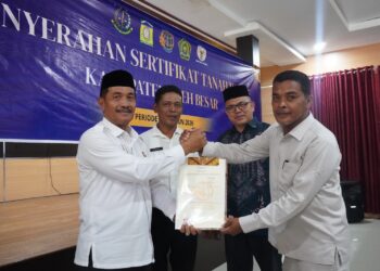 Wakil Bupati Aceh Besar, Drs H Syukri A Jalil, menyerahkan sertifikat tanah waqaf, di Kantor Kejari Aceh Besar, Kota Jantho, Rabu (9/9/2026). FOTO/ MC ACEH BESAR