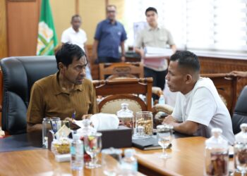 Staf Khusus Stafsus Gubernur Aceh Junaidi saat menemui Gubernur Aceh Muzakir Manaf Mualem di ruang kerja