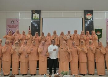 Pelaksana Tugas (Plt.) Sekretaris Daerah (Sekda) Aceh, Taufik, S.T., M.Si., foto bersama usai menghadiri secara resmi acara serah terima jabatan (sertijab) Ketua Dharma Wanita Persatuan (DWP) Aceh. FOTO: HUMAS