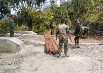 Personel Satgas Jembatan Kodim 0108/Agara bersama warga setempat terus mempercepat proses pengerjaan Jembatan Gantung Lawe Ger Ger di Kecamatan Ketambe, Kabupaten Aceh Tenggara, Selasa (8/9/2026).