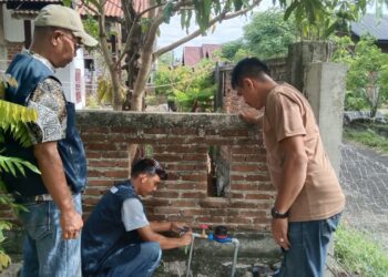 Tim Pemutusan Tunggakan Tagihan Air Bersih PDAM Tirta Mountala Aceh Besar melakukan pemutusan meteran pelanggan yang menunggak di Gampong Leu Ue, Kecamatan Darul Imarah, Kamis (10/9/2026). FOTO/ MC ACEH BESAR