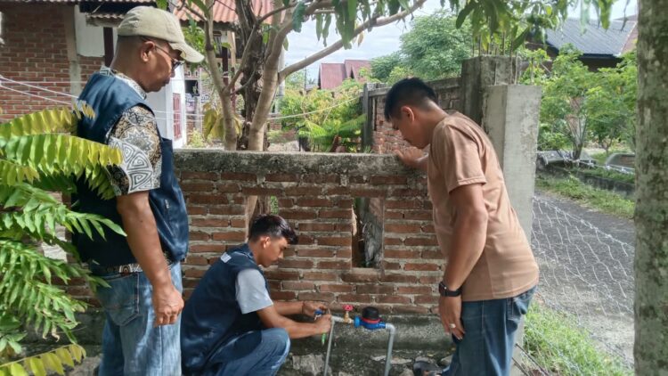 Tim Pemutusan Tunggakan Tagihan Air Bersih PDAM Tirta Mountala Aceh Besar melakukan pemutusan meteran pelanggan yang menunggak di Gampong Leu Ue Kecamatan Darul Imarah Kamis 1092026 FOTO MC ACEH BESAR KETIKKABARcom Tim Pemutusan Tunggakan Tagihan Air Bersih PDAM Tirta Mountala Aceh Besar melakukan pemutusan meteran pelanggan yang menunggak di Gampong Leu Ue Kecamatan Darul Imarah Kamis 1092026 FOTO MC ACEH BESAR