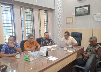 Sekdakab Aceh Besar Bahrul Jamil SSos MSi didampingi Kepala BPKD Aceh Besar Arifin SHi MSi, Kepala Bagian Perekonomian dan Sumber Daya Alam Setdakab Aceh Besar Darwan Asrizal SE MT, serta unsur Bappeda Aceh Besar mengikuti zoom meeting terkait pembahasan pemenuhan data dan SIPD BUMD, Kamis (10/9/2026). FOTO/ PROKOPIM PEMKAB ACEH BESAR