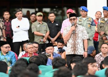 Pelaksana Tugas (Plt.) Sekretaris Daerah Aceh, Taufik, S.T., M.S.i., menemui secara langsung ratusan mahasiswa Universitas Syiah Kuala (USK) yang menggelar aksi unjuk rasa di Halaman Kantor Gubernur Aceh, Kamis sore (10/9/2026). FOTO: Humas