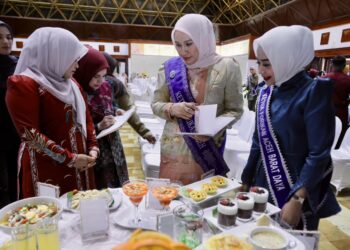 Ketua Forum Peningkatan Konsumsi Ikan Forikan Aceh Marlina Usman Kak Na sebagai Juri Kehormatan dalam ajang Lomba Masak Serba Ikan Tingkat Provinsi Tahun 2026 yang dihelat di Aula Anjong Mon Mata Kompleks Meuligoe Gubernur Aceh Kamis 1092026 Doc Ist KETIKKABARcom Ketua Forum Peningkatan Konsumsi Ikan Forikan Aceh Marlina Usman Kak Na sebagai Juri Kehormatan dalam ajang Lomba Masak Serba Ikan Tingkat Provinsi Tahun 2026 yang dihelat di Aula Anjong Mon Mata Kompleks Meuligoe Gubernur Aceh Kamis 1092026 Doc Ist
