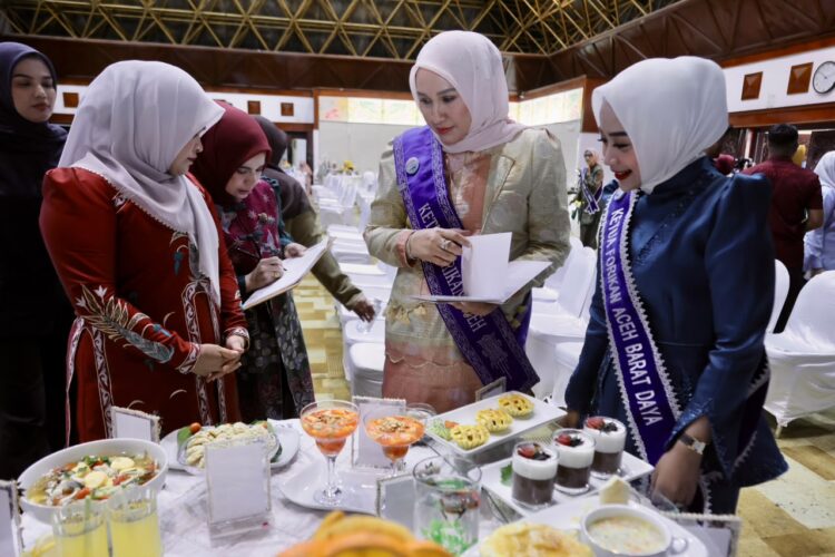 Ketua Forum Peningkatan Konsumsi Ikan Forikan Aceh Marlina Usman Kak Na sebagai Juri Kehormatan dalam ajang Lomba Masak Serba Ikan Tingkat Provinsi Tahun 2026 yang dihelat di Aula Anjong Mon Mata Kompleks Meuligoe Gubernur Aceh Kamis 1092026 Doc Ist KETIKKABARcom Ketua Forum Peningkatan Konsumsi Ikan Forikan Aceh Marlina Usman Kak Na sebagai Juri Kehormatan dalam ajang Lomba Masak Serba Ikan Tingkat Provinsi Tahun 2026 yang dihelat di Aula Anjong Mon Mata Kompleks Meuligoe Gubernur Aceh Kamis 1092026 Doc Ist