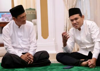 Wakil Gubernur Aceh Fadlullah, S.E., melaksanakan agenda silaturahmi dengan ulama kharismatik Aceh, Tgk. H. Muzakkir bin Abdullah atau yang akrab disapa Waled Lapang, di Kabupaten Aceh Utara, Minggu (13/9/2026).