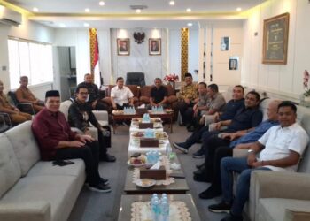 Wakil Gubernur Aceh Fadhlullah, S.E. (Dek Fadh) bersama Ketua Dewan Perwakilan Rakyat Aceh (DPRA) Zulfadhli, A.Md. (abang Samalanga) menggelar pertemuan strategis bersama unsur pimpinan dan fraksi DPRA di Banda Aceh, Senin (14/9/2026).