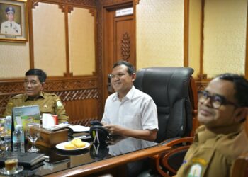 Wagub Dek Fadh saat mengikuti rapat virtual pembentukan pengurus Desk Koordinasi Aceh yang diinisiasi oleh Kementerian Koordinator Bidang Politik dan Keamanan (Kemenko Polkam), Senin (14/9/2026).